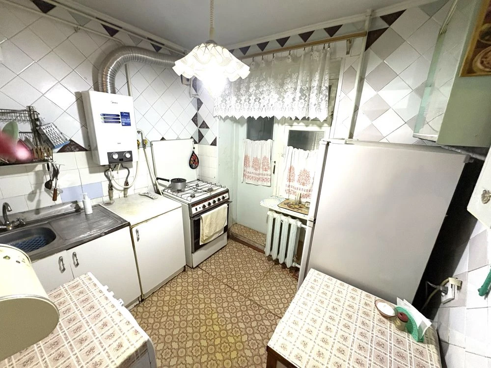 Spacious 2-bedroom apartment for sale on Mykolyivska Street