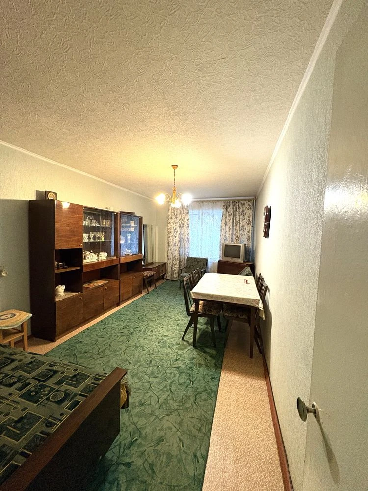Spacious 2-bedroom apartment for sale on Mykolyivska Street
