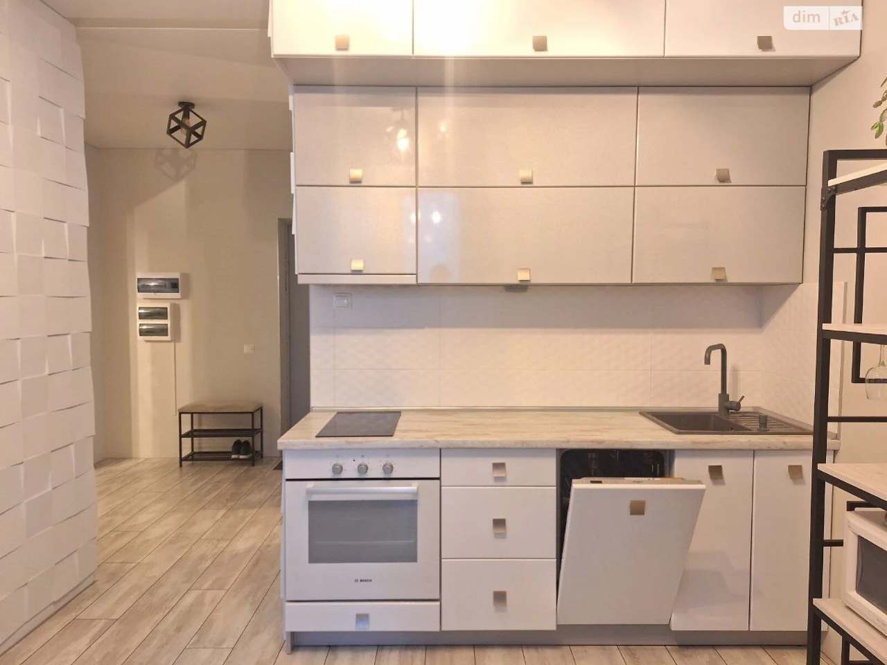 Long-Term Rental Apartment, Poczynki