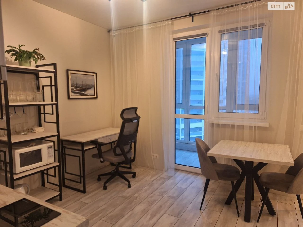 Long-Term Rental Apartment, Poczynki