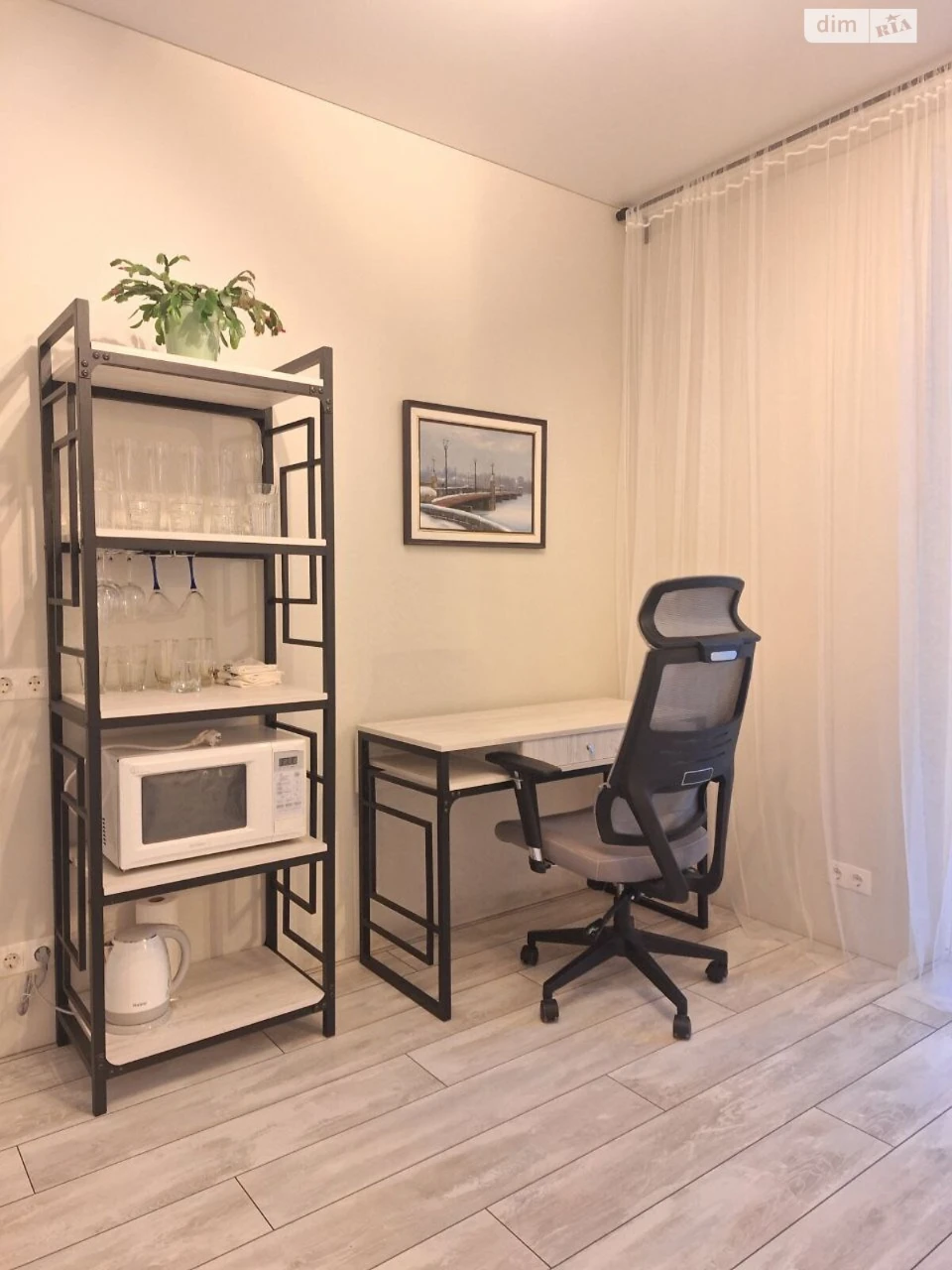 Long-Term Rental Apartment, Poczynki