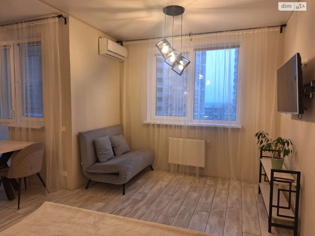 Long-Term Rental Apartment, Poczynki