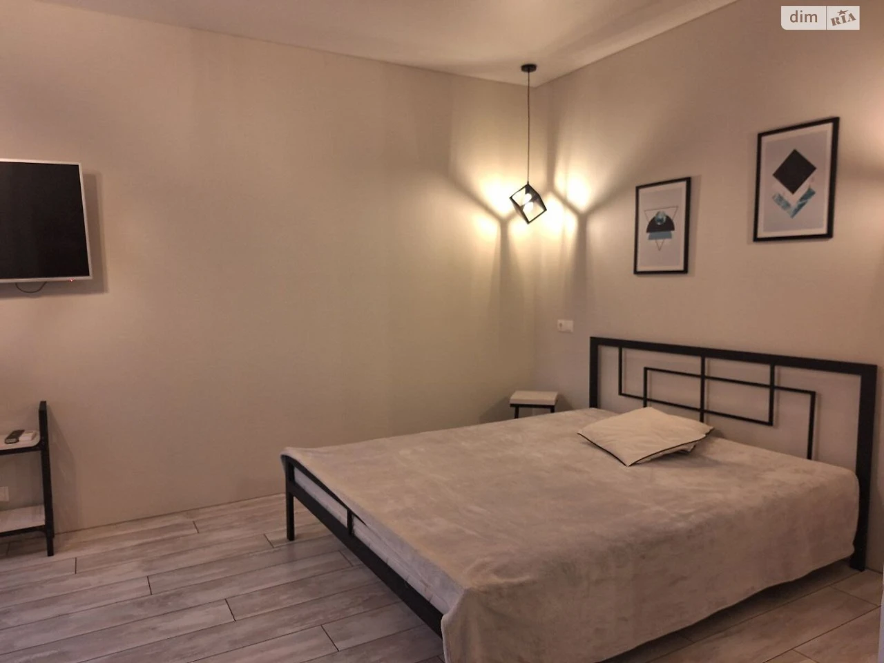 Long-Term Rental Apartment, Poczynki