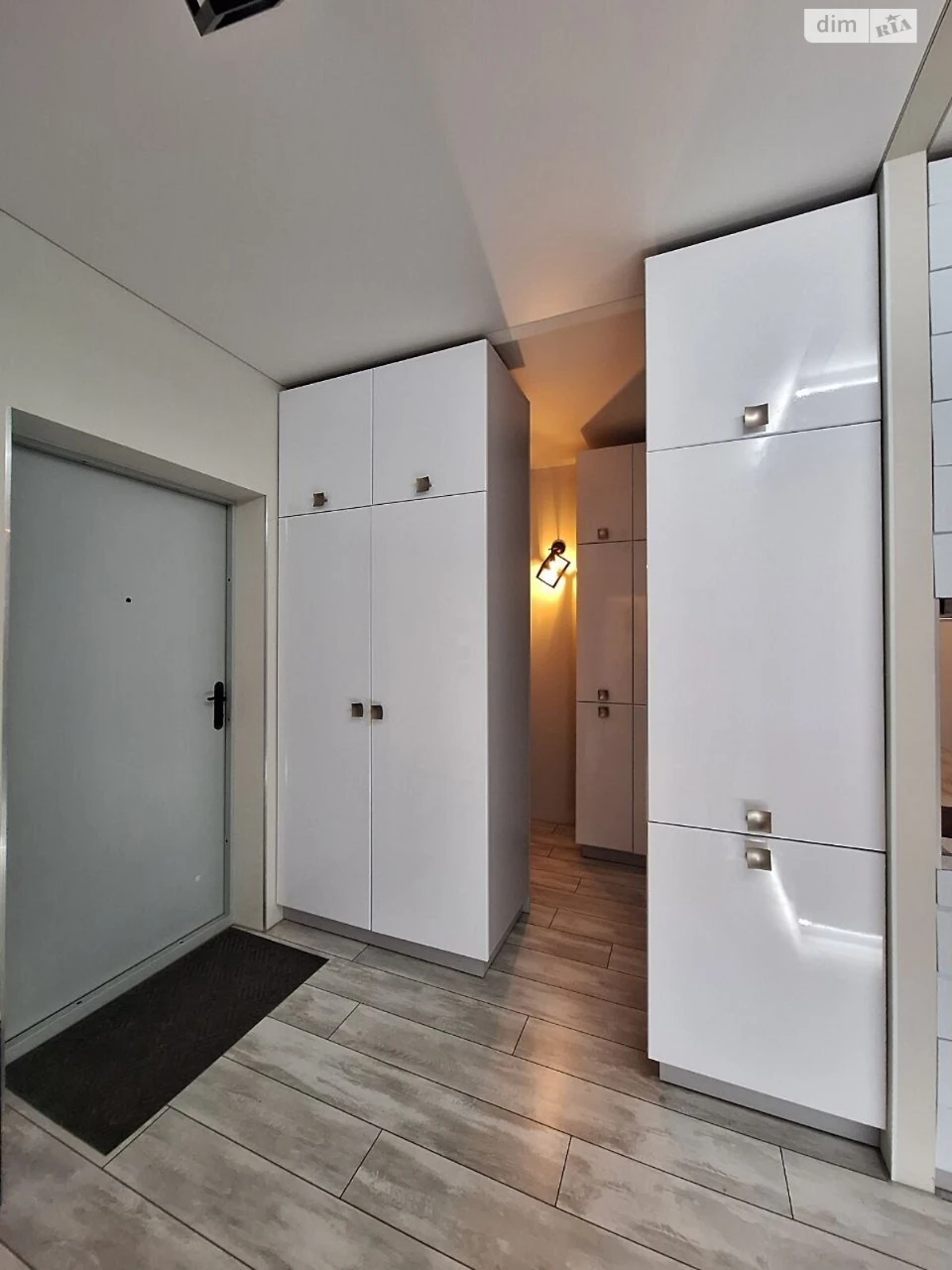 Long-Term Rental Apartment, Poczynki