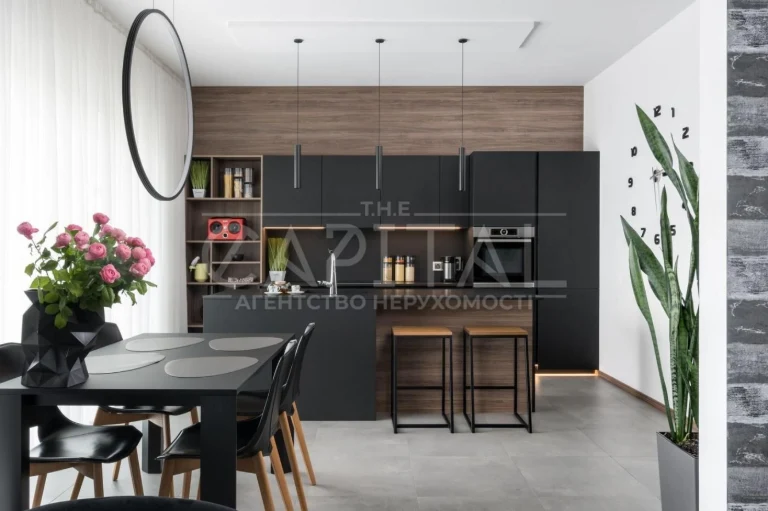 3-room apartment 180 sq m with designer renovation, terrace in residential complex Ta