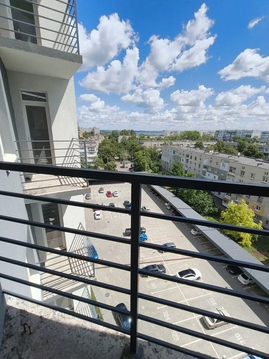 Large 1-room apartment in an elite building. Borodinsky microdistrict.
