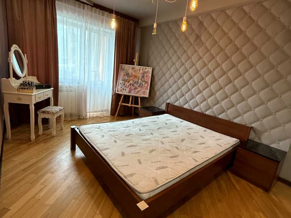 Квартира. Київ, Кирилівська вул.