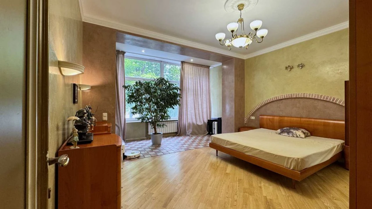 For Sale: Spacious 4-bedroom apartment (130 sq m) in Kyiv, Pechersk
