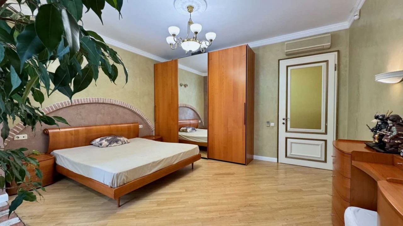 For Sale: Spacious 4-bedroom apartment (130 sq m) in Kyiv, Pechersk