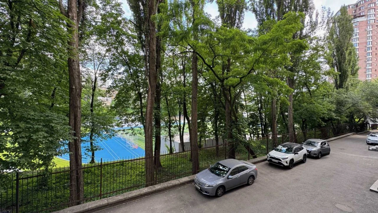 For Sale: Spacious 4-bedroom apartment (130 sq m) in Kyiv, Pechersk