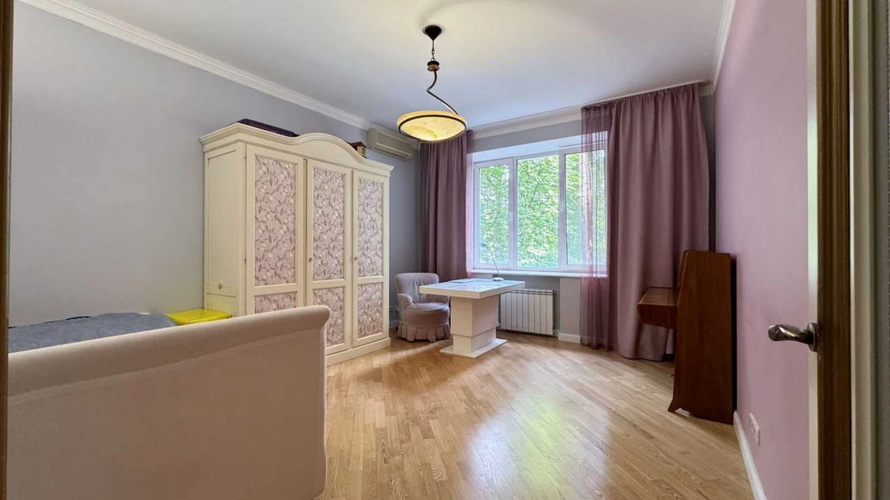 For Sale: Spacious 4-bedroom apartment (130 sq m) in Kyiv, Pechersk