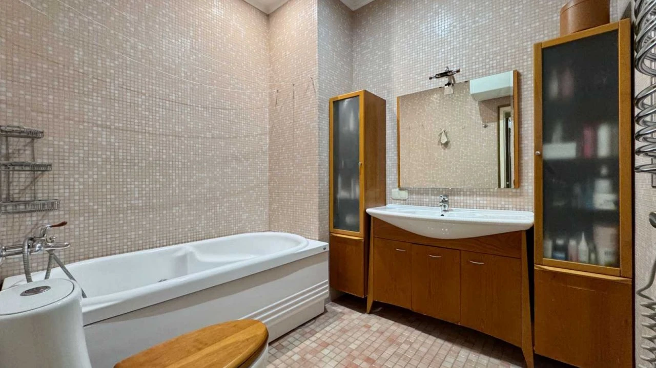 For Sale: Spacious 4-bedroom apartment (130 sq m) in Kyiv, Pechersk