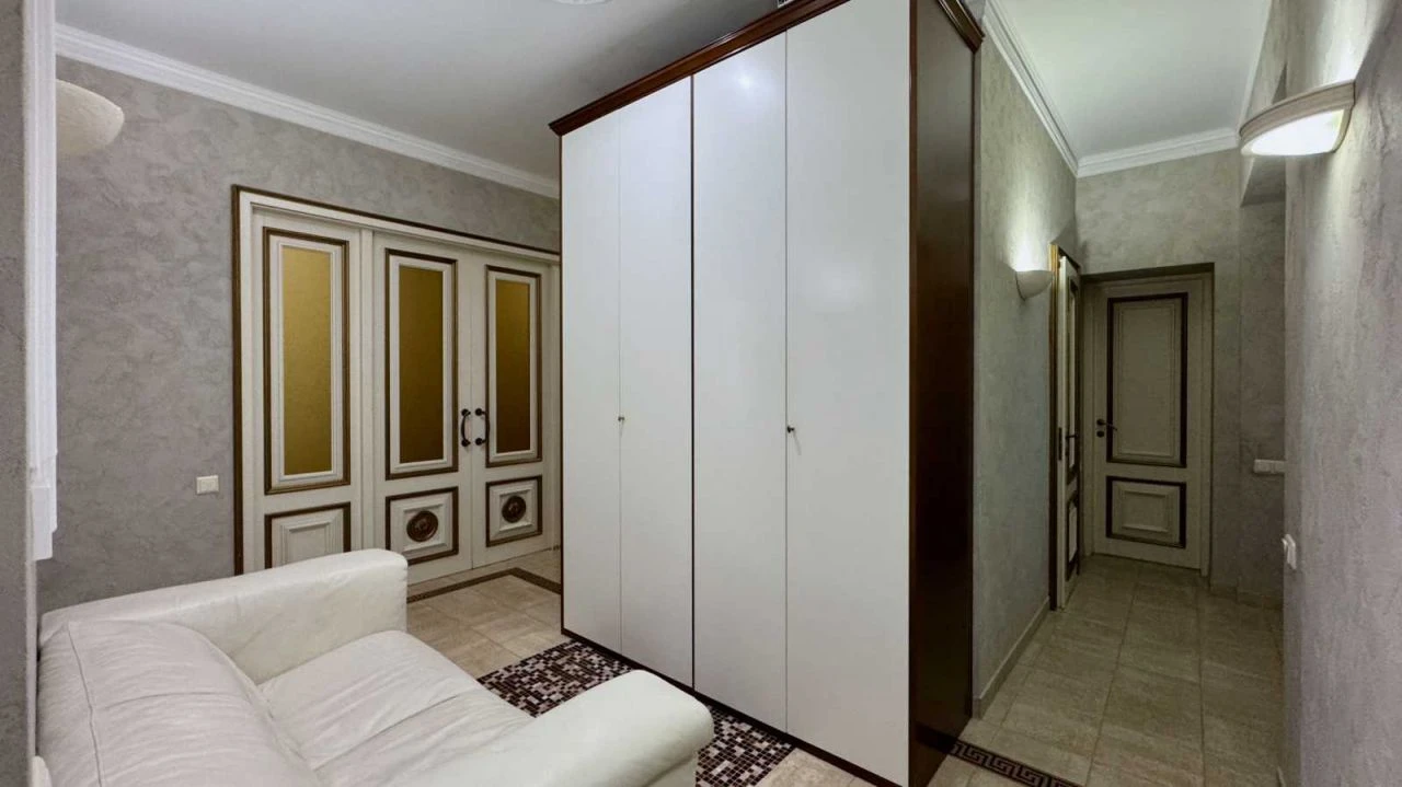 For Sale: Spacious 4-bedroom apartment (130 sq m) in Kyiv, Pechersk