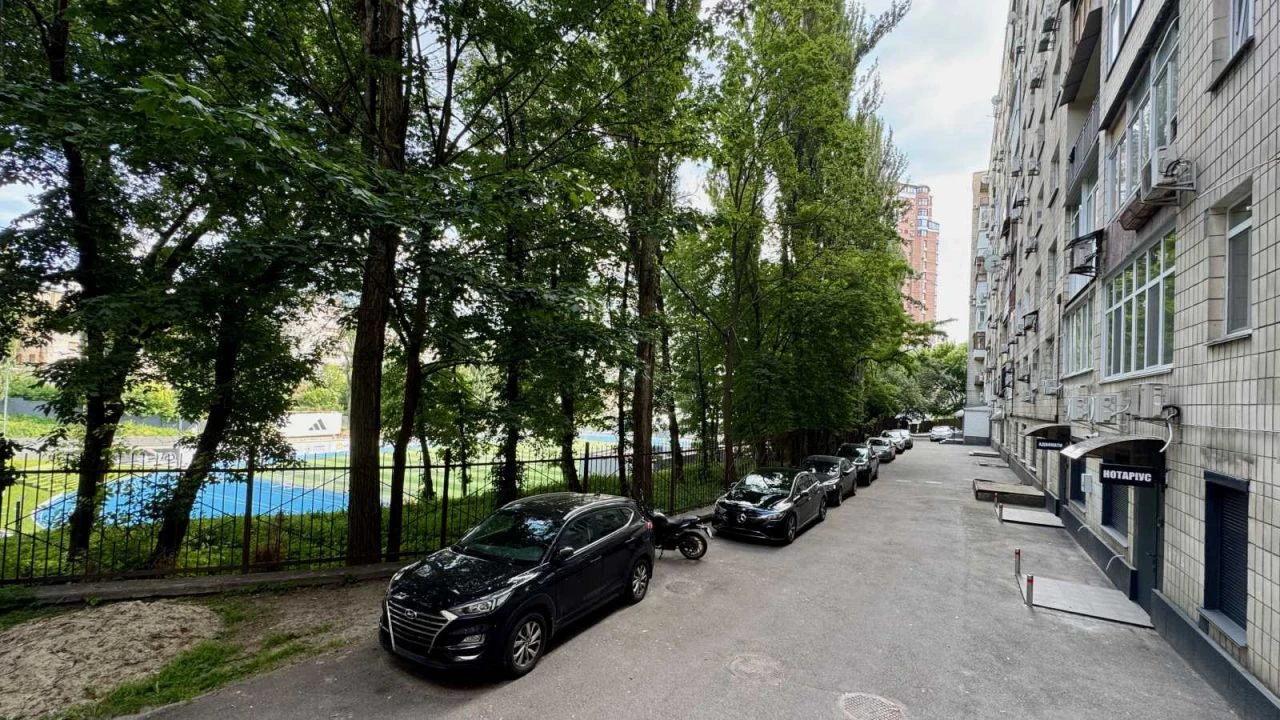For Sale: Spacious 4-bedroom apartment (130 sq m) in Kyiv, Pechersk