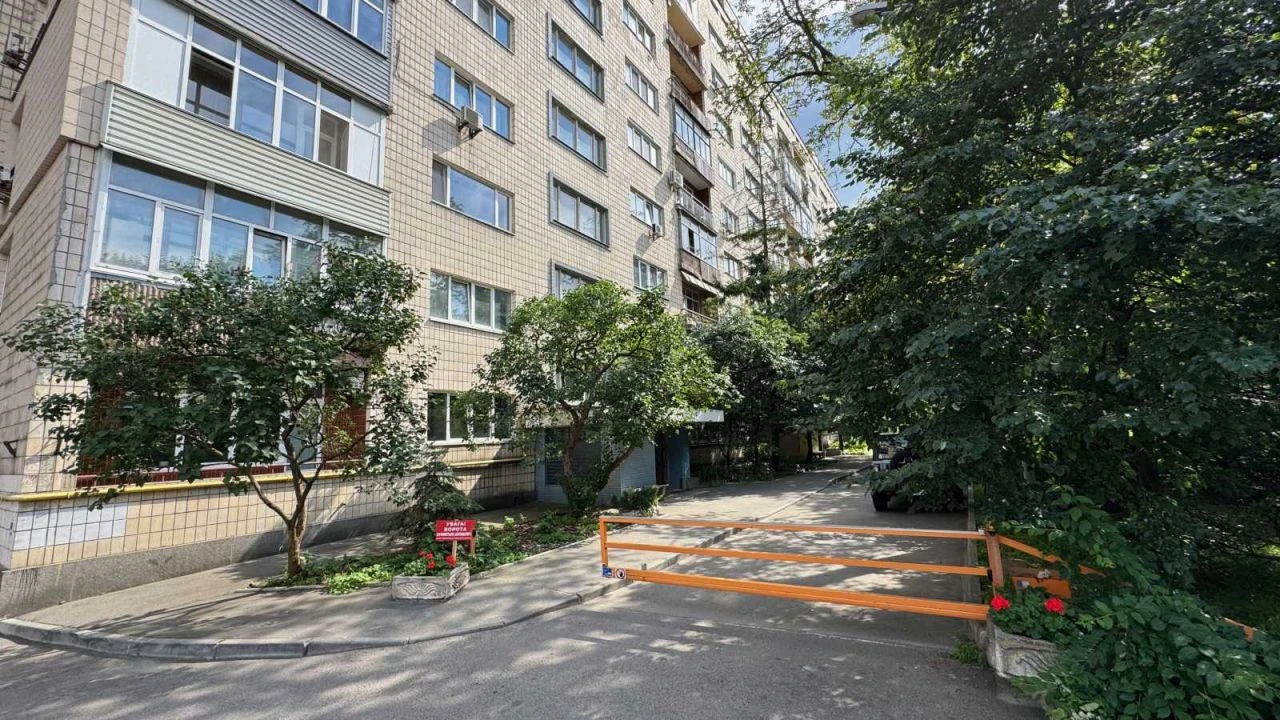 For Sale: Spacious 4-bedroom apartment (130 sq m) in Kyiv, Pechersk