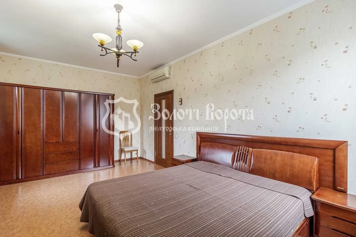 House, 3 floors. 5 sections. Renovated. Zbruksa 5, Svyatoshyn