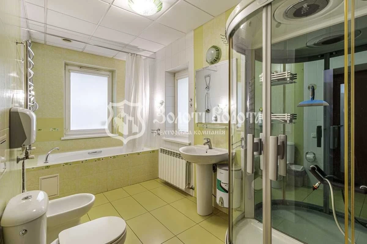 House, 3 floors. 5 sections. Renovated. Zbruksa 5, Svyatoshyn