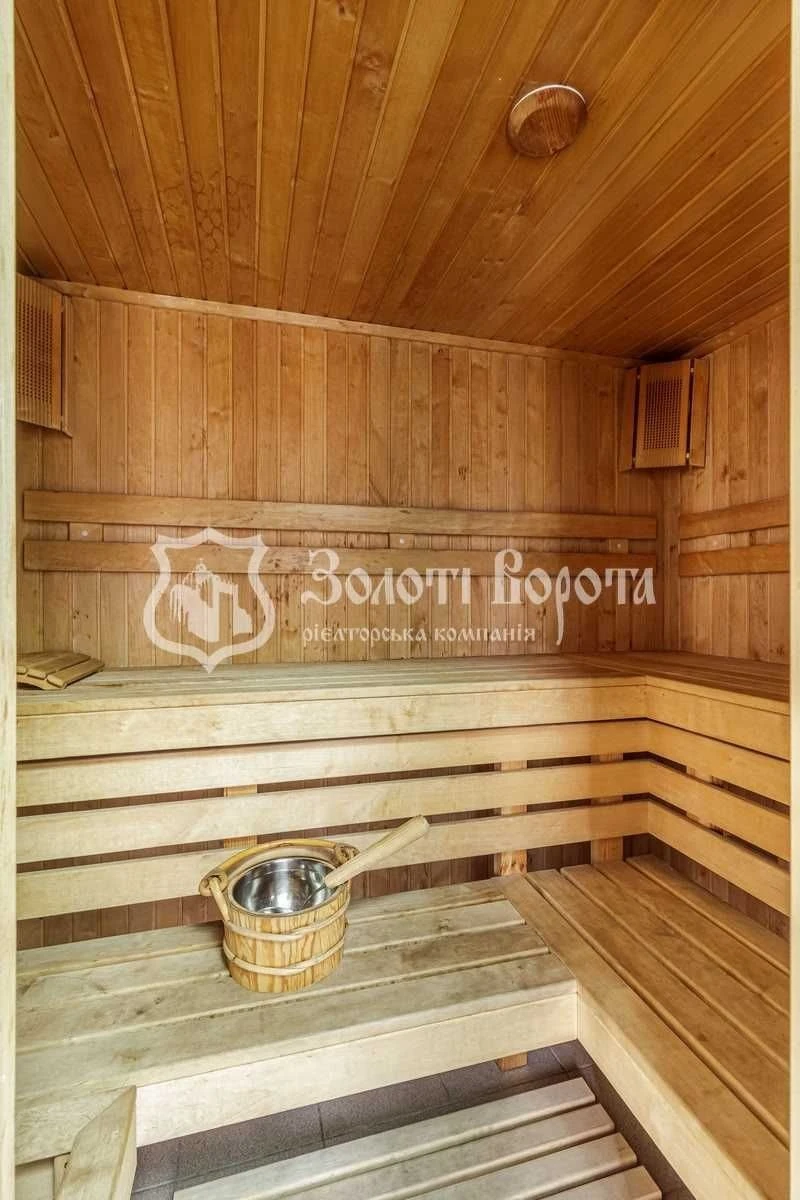 House, 3 floors. 5 sections. Renovated. Zbruksa 5, Svyatoshyn