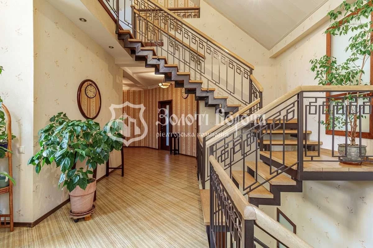House, 3 floors. 5 sections. Renovated. Zbruksa 5, Svyatoshyn
