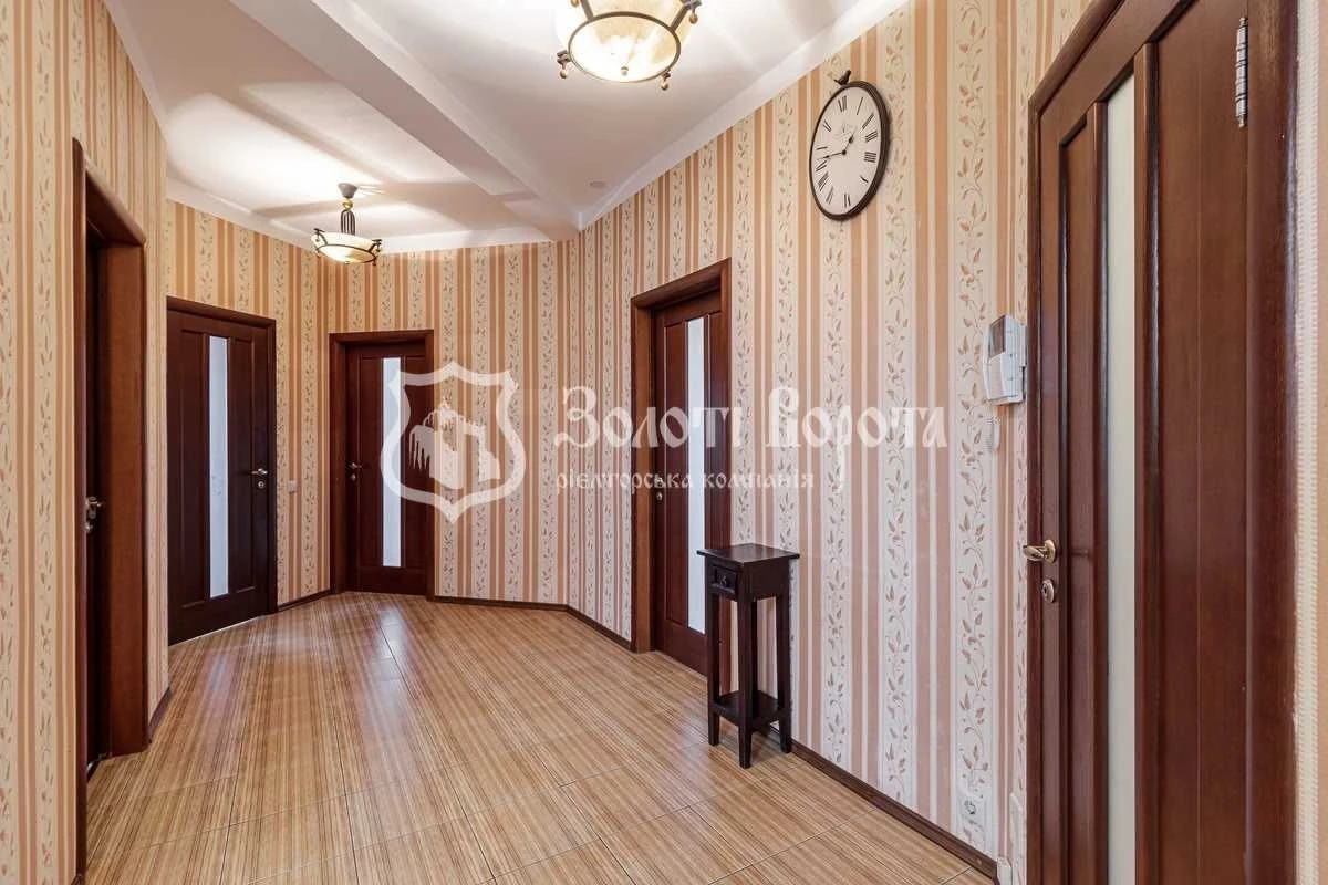 House, 3 floors. 5 sections. Renovated. Zbruksa 5, Svyatoshyn