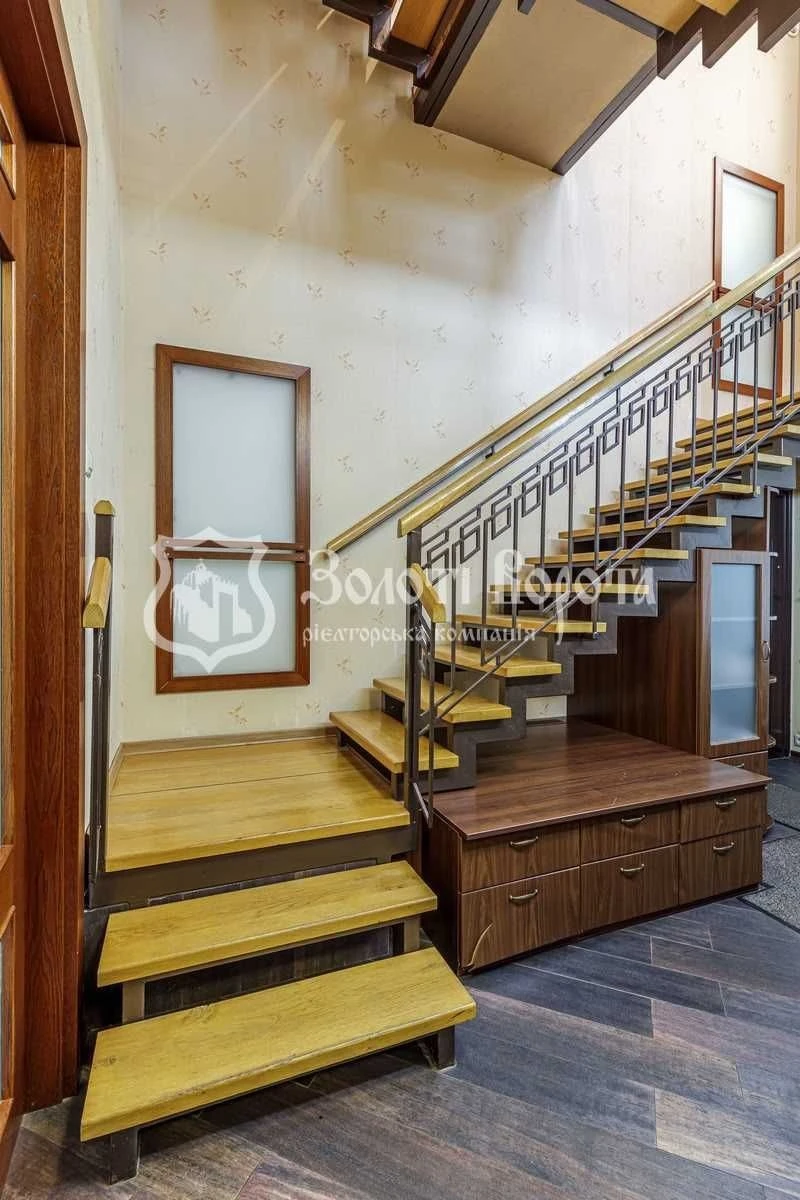 House, 3 floors. 5 sections. Renovated. Zbruksa 5, Svyatoshyn