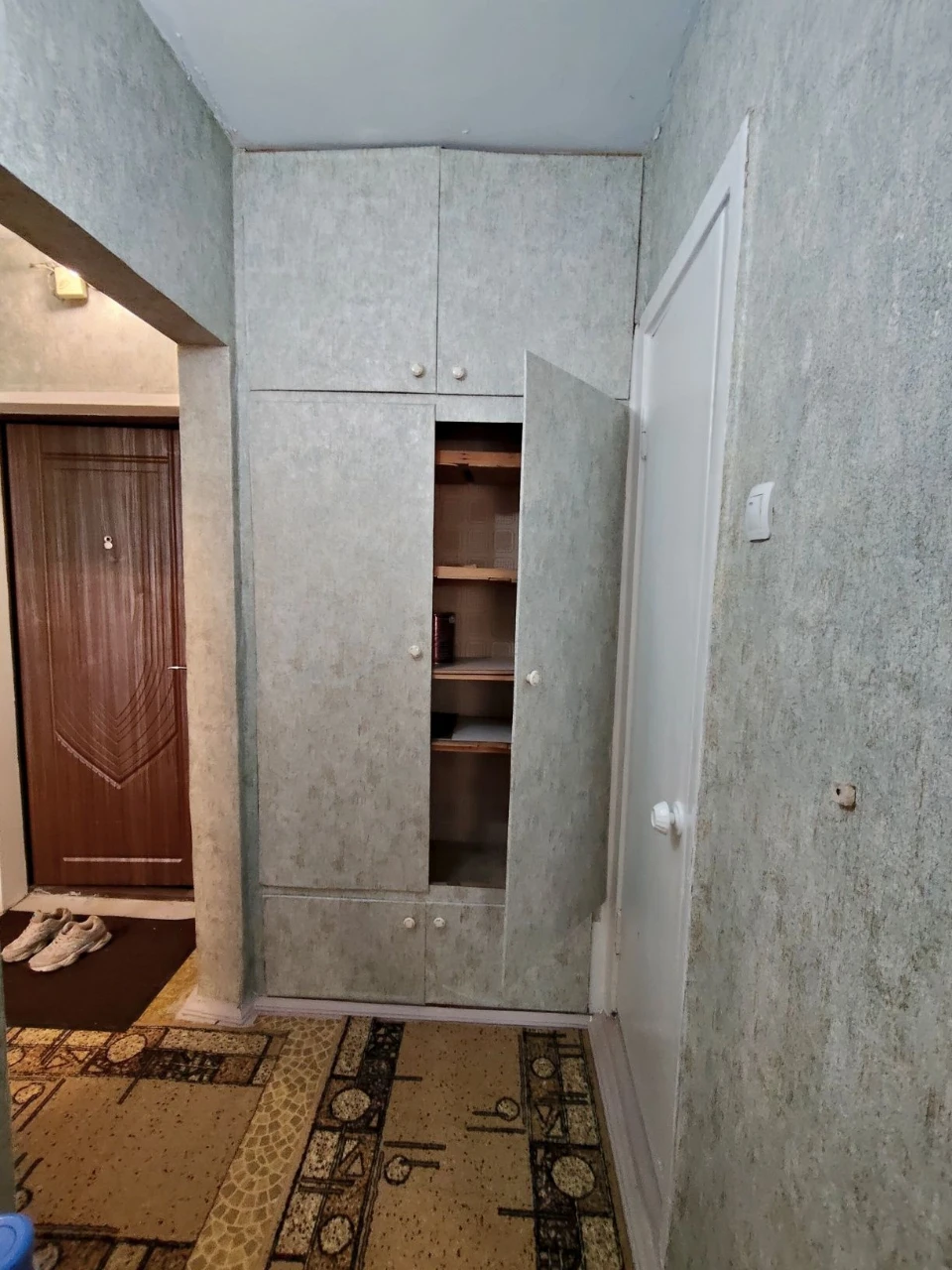 Selling 2-room apartment on Central Avenue