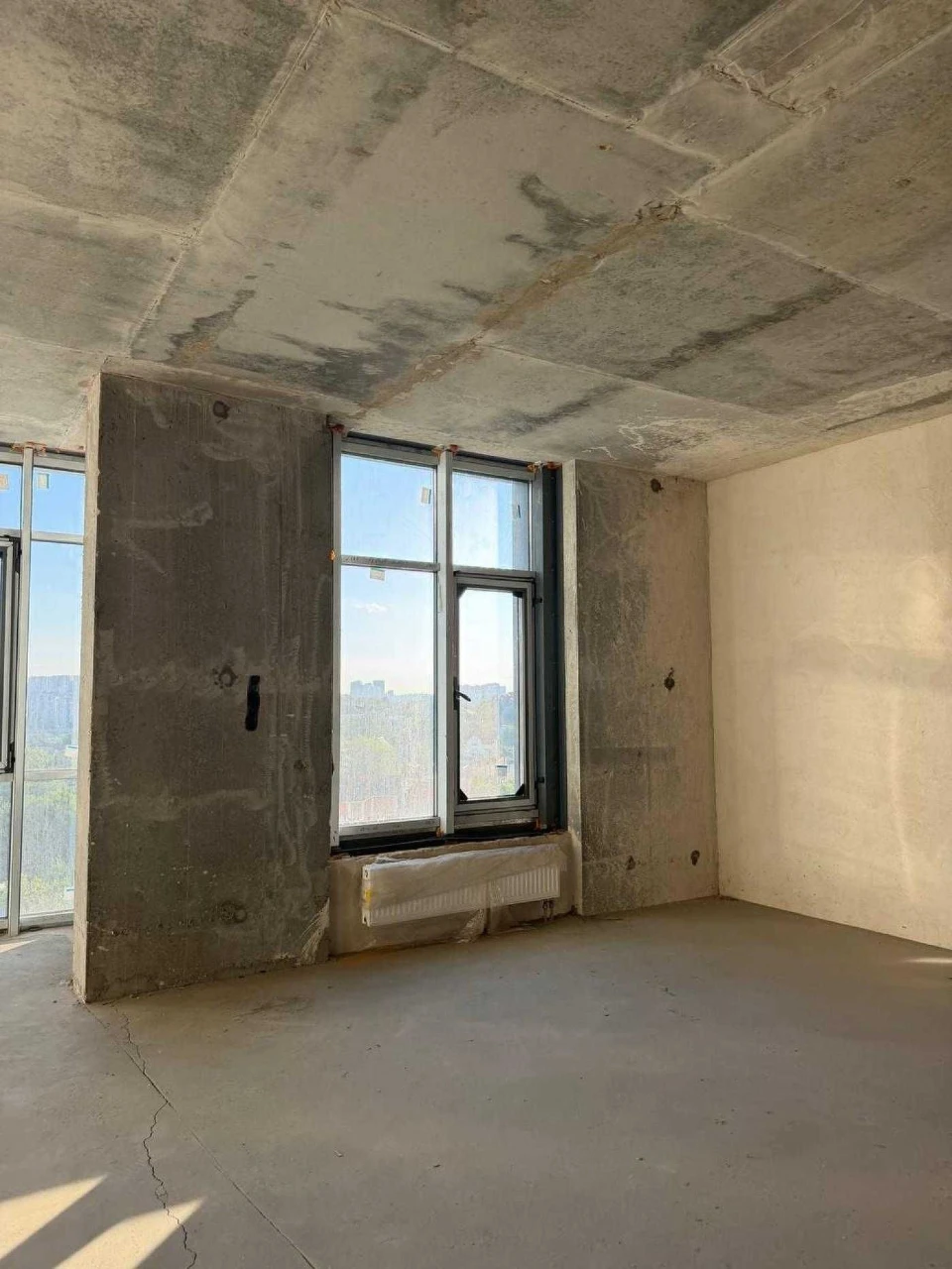 Spacious 1-bedroom apartment with a great view in the Novopecherski Lipki residential complex