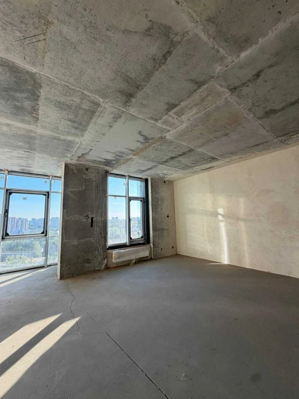 Spacious 1-bedroom apartment with a great view in the Novopecherski Lipki residential complex