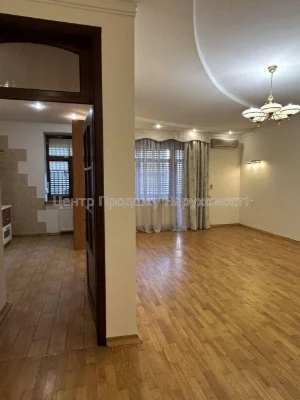 Продається 5-кімнатна квартира 180 м², Київ.