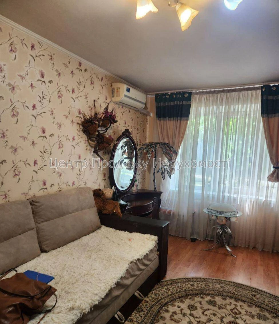 Sale of 1-bedroom apartment 28.5 m², Kyiv, 1st floor of 5 – excellent