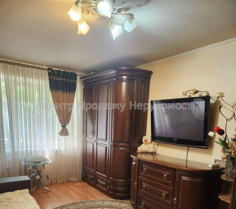 Sale of 1-bedroom apartment 28.5 m², Kyiv, 1st floor of 5 – excellent