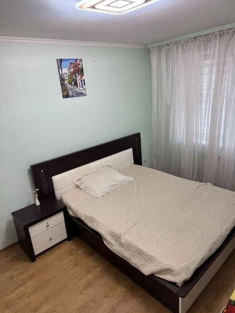 Продаж 2к квартири 58м² біля метро Чернігівська, цегляний бу