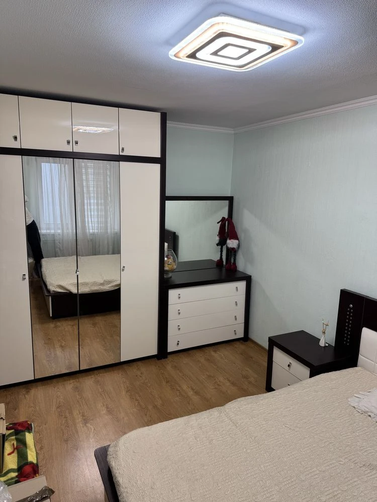 Продаж 2к квартири 58м² біля метро Чернігівська, цегляний бу