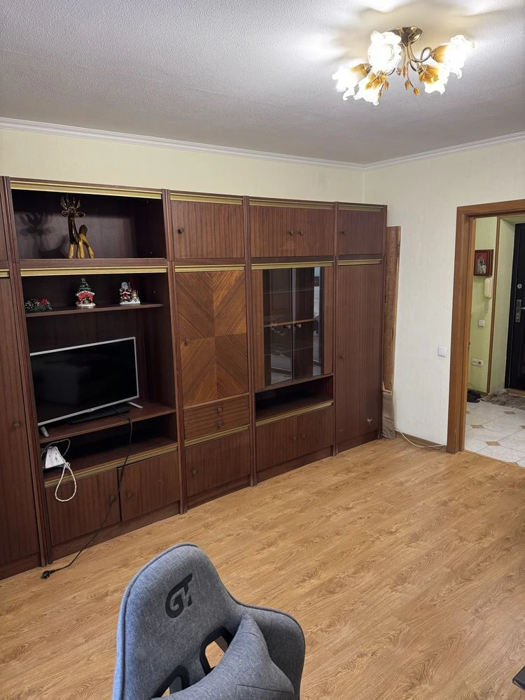 Продаж 2к квартири 58м² біля метро Чернігівська, цегляний бу