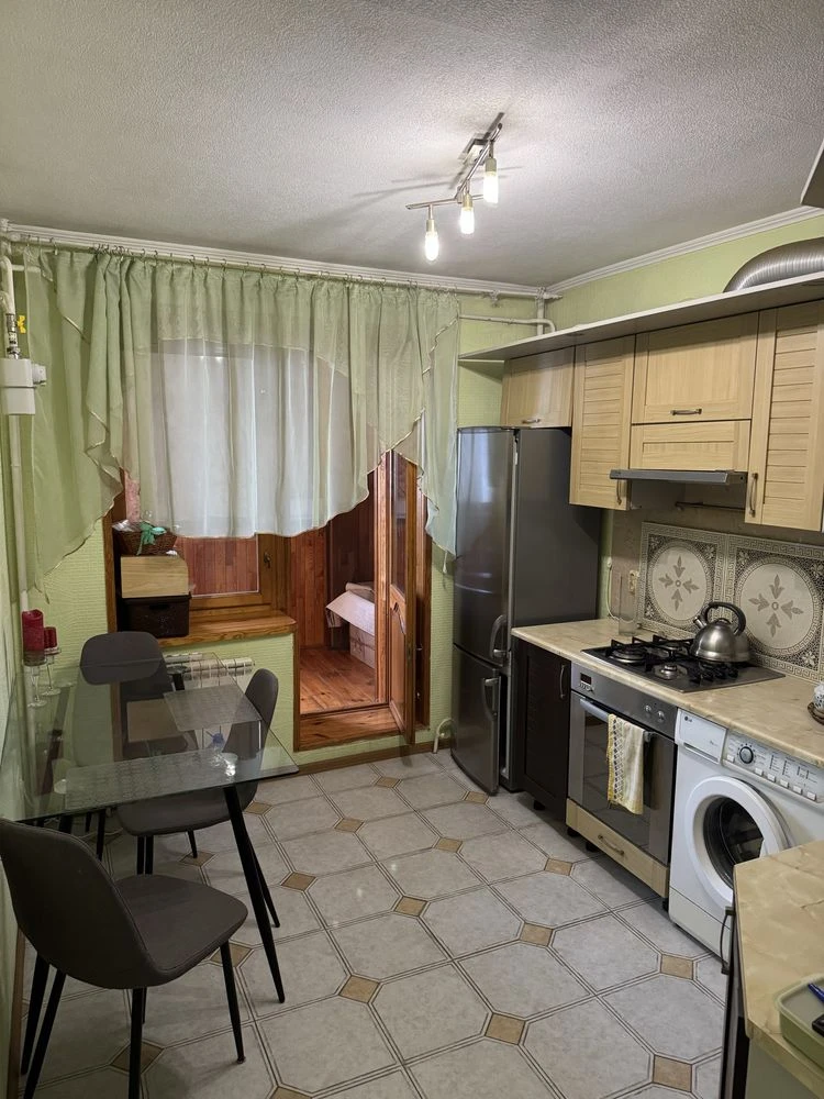 Продаж 2к квартири 58м² біля метро Чернігівська, цегляний бу