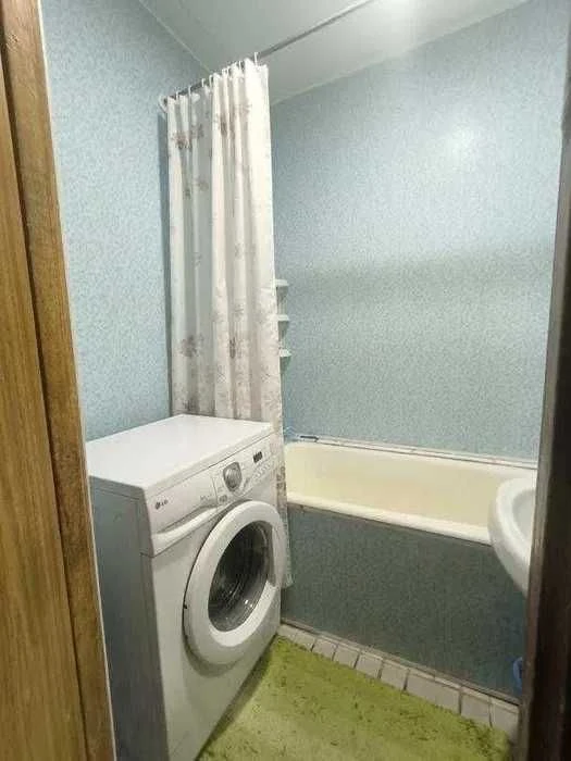 For Sale 2 room apartment 57 sq.m. in the Rogansky residential area, 92 Brigada Street, 3rd floor of a 9-story building.