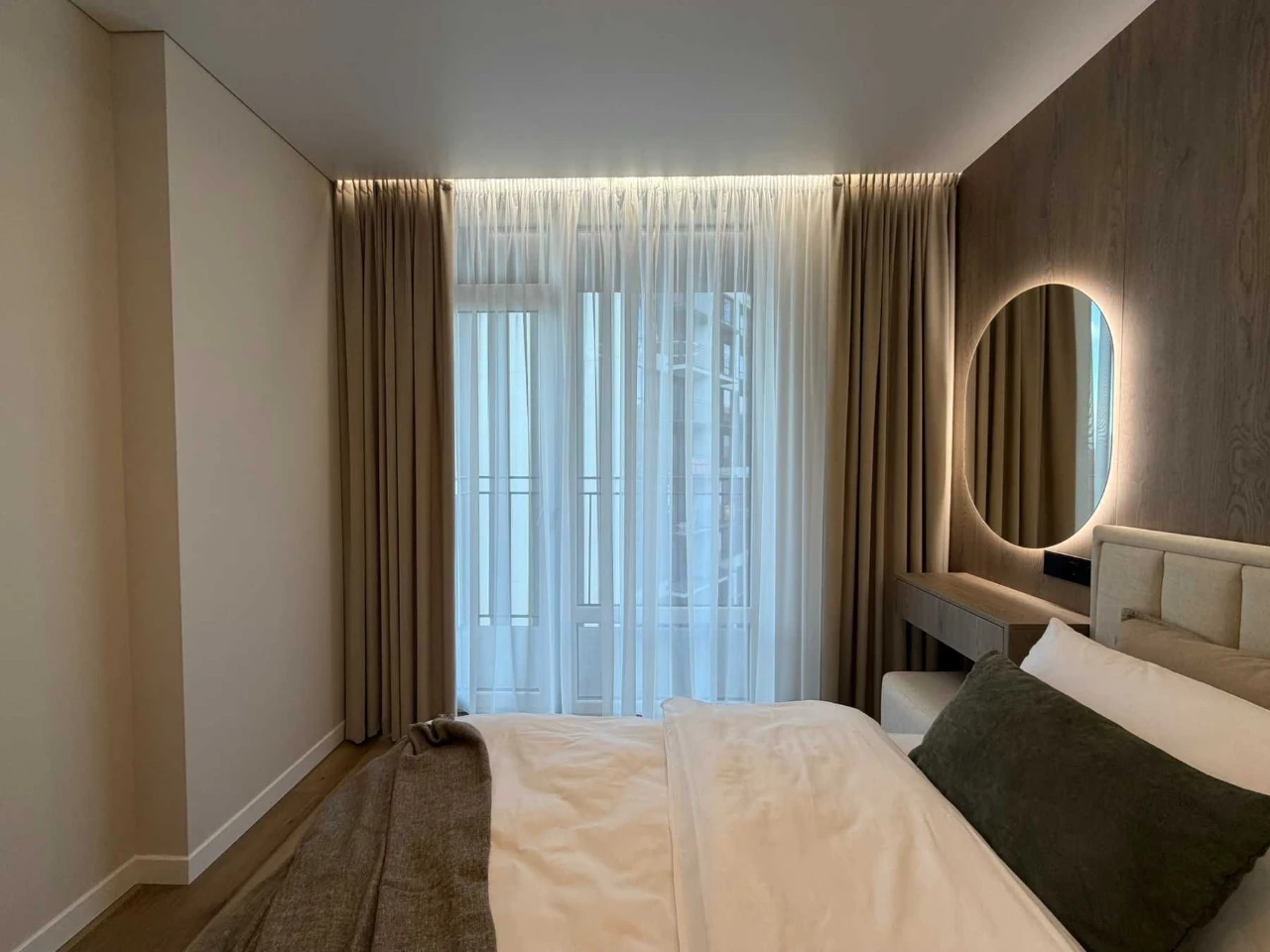 Modern 1-bedroom apartment! Family Plaza!