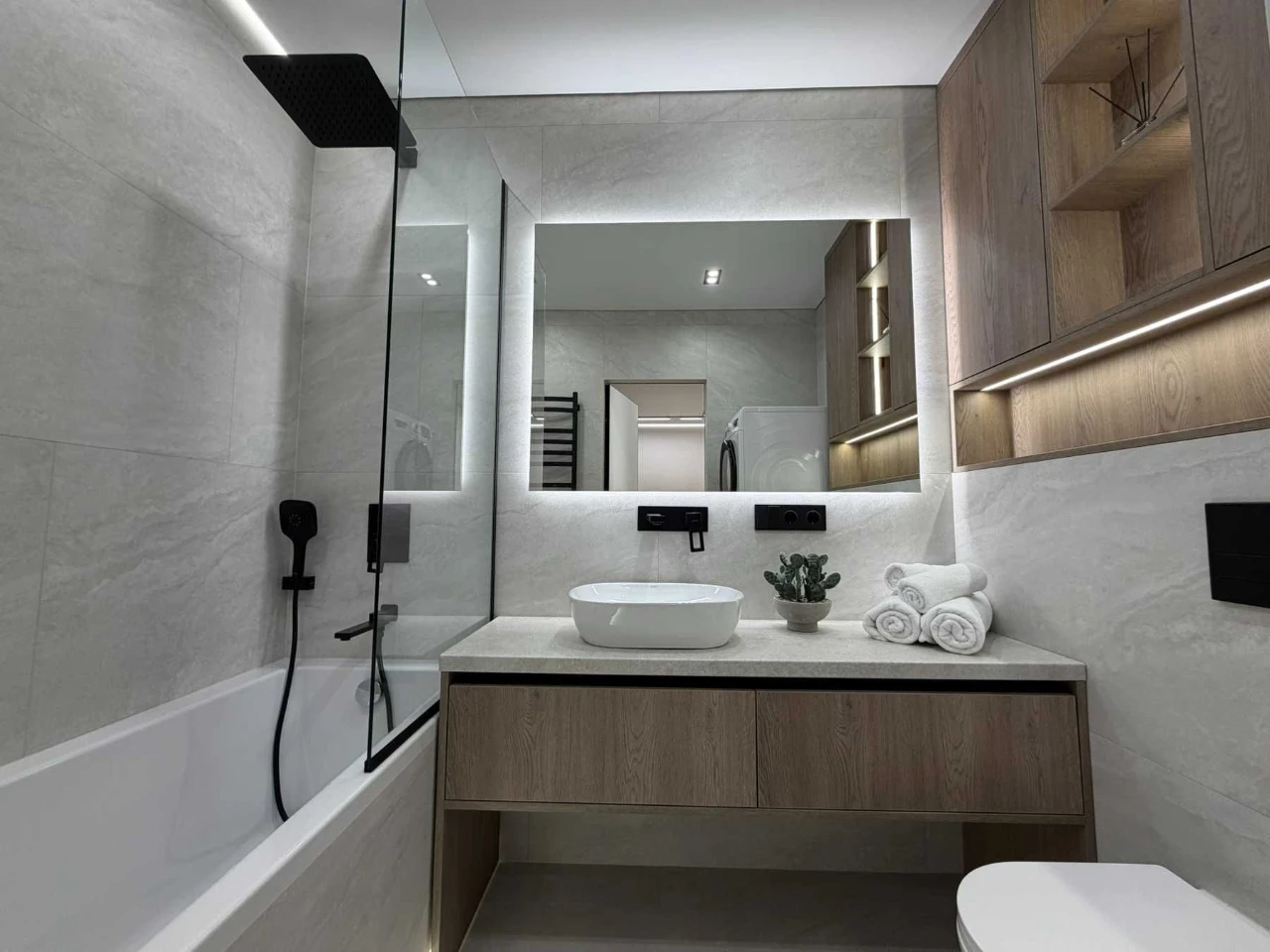 Modern 1-bedroom apartment! Family Plaza!