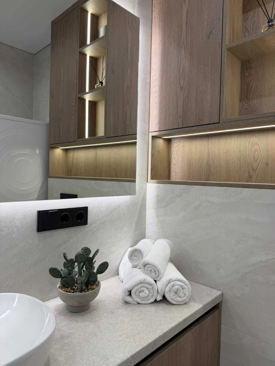 Modern 1-bedroom apartment! Family Plaza!