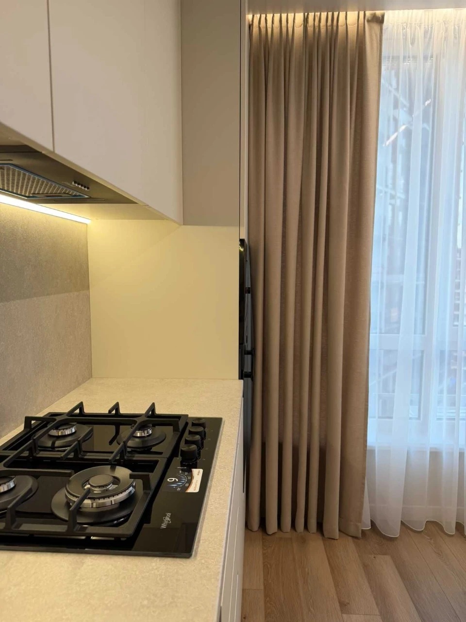 Modern 1-bedroom apartment! Family Plaza!