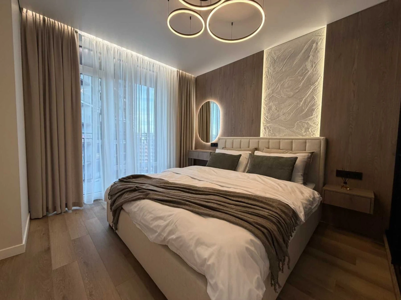 Modern 1-bedroom apartment! Family Plaza!