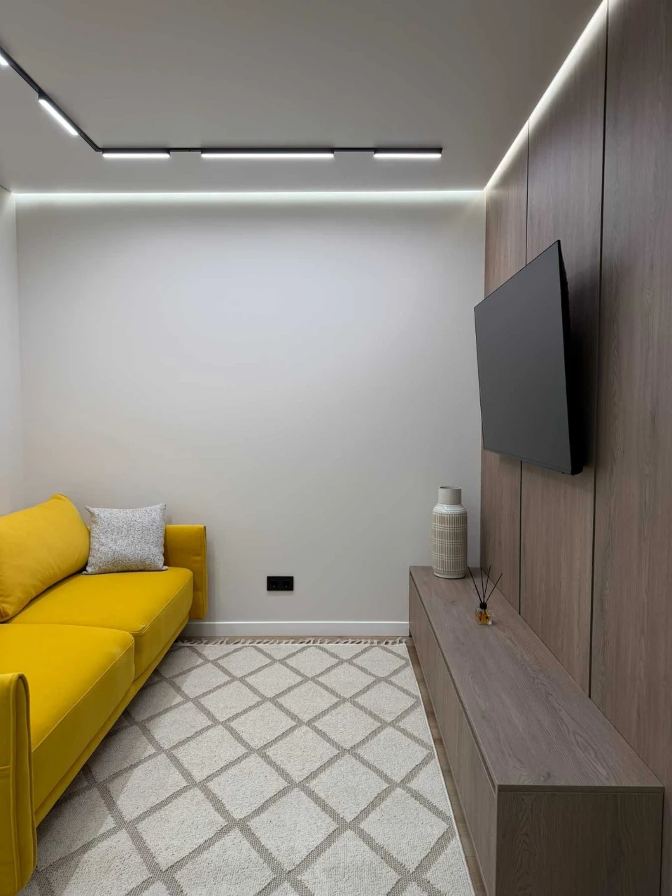 Modern 1-bedroom apartment! Family Plaza!