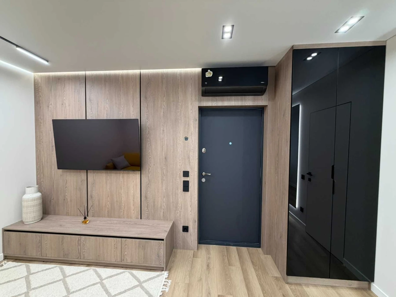 Modern 1-bedroom apartment! Family Plaza!