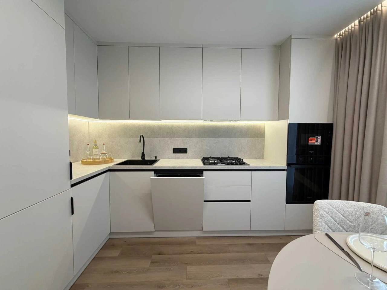 Modern 1-bedroom apartment! Family Plaza!