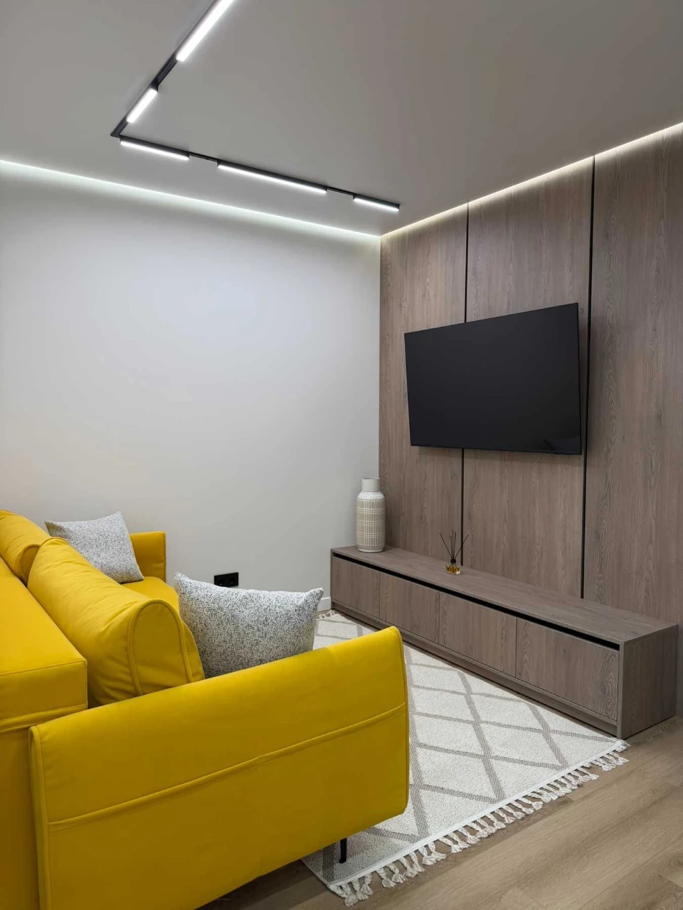 Modern 1-bedroom apartment! Family Plaza!