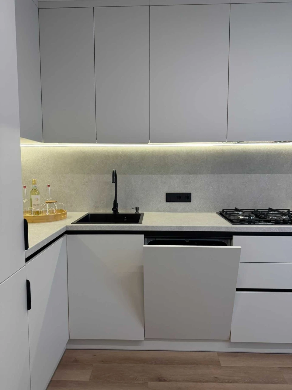 Modern 1-bedroom apartment! Family Plaza!