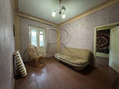 Sale of a 3-room apartment at Yuri Lytvynsky 56