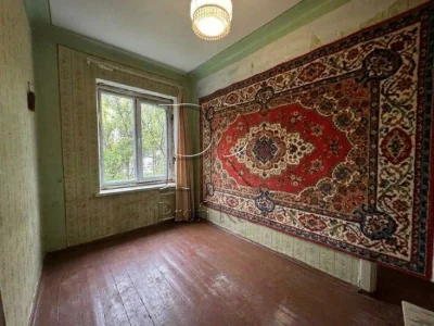 Sale of a 3-room apartment at Yuri Lytvynsky 56