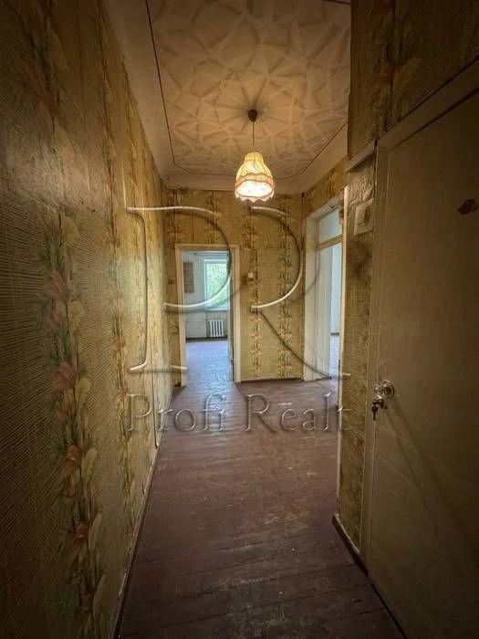 Sale of a 3-room apartment at Yuri Lytvynsky 56