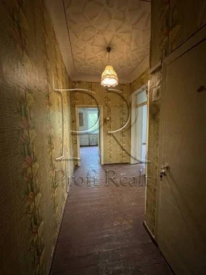 Sale of a 3-room apartment at Yuri Lytvynsky 56